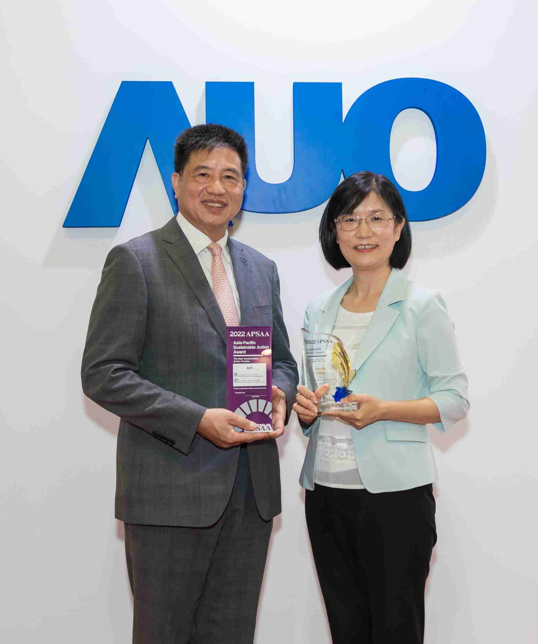 开云电子长期垫筑永续远景的基石，，透过ESG暨气候委员会逐步实践永续策略蓝图。。。。其中，，，，开云电子光电永续长古秀华带领团队、、、制定中长期目标，，，缔造多面向亮眼表现，，，获得「顶尖永续长奖」的个人奖殊荣（左：开云电子光电董事长暨执行长彭双浪，，，，右：开云电子光电永续长古秀华）