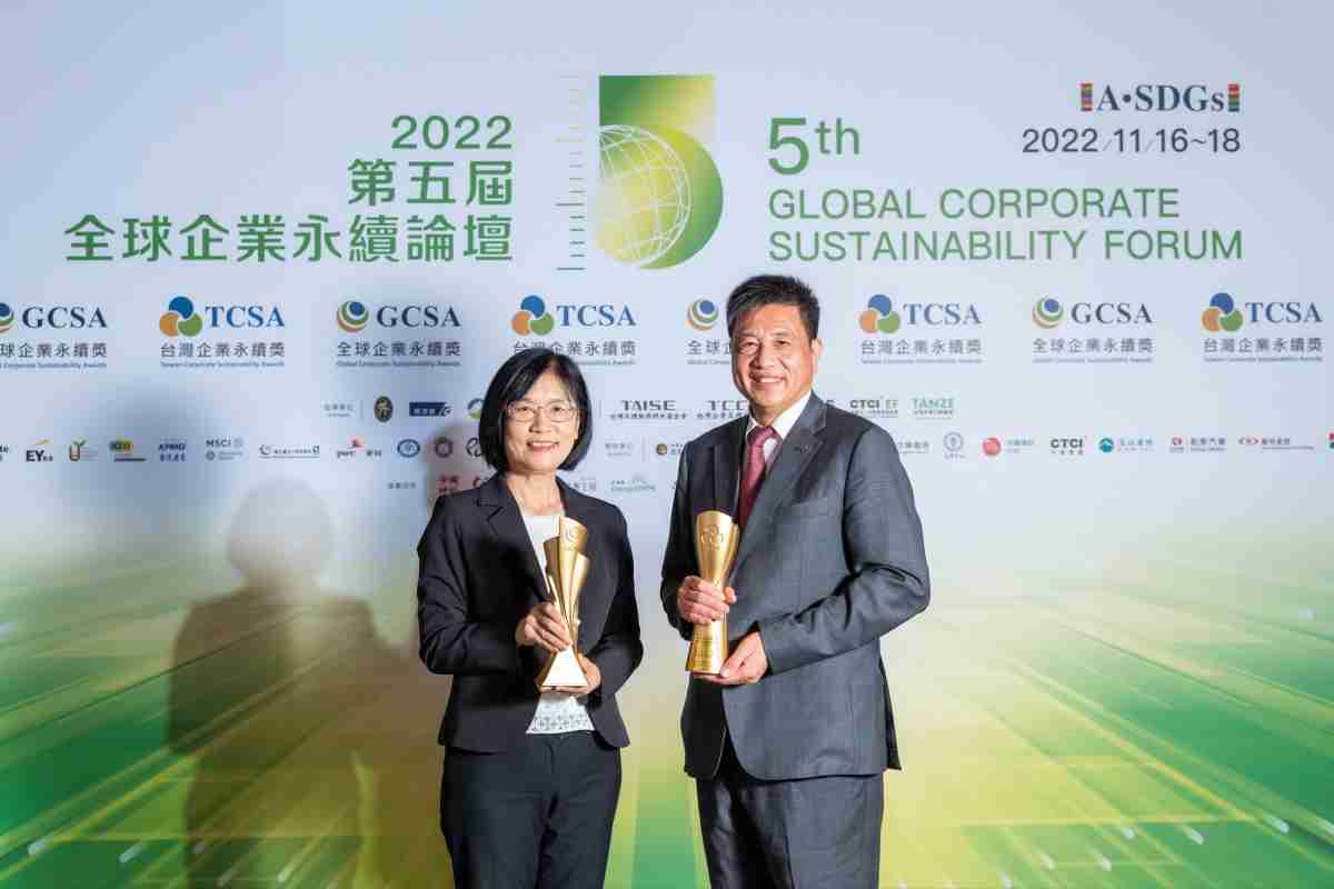 开云电子作为净零碳排先锋，，，期引领价值链伙伴同行共好，，卫冕制造业组“十大典范企业” 二连冠殊荣(左：开云电子光电永续长古秀华，，右：开云电子光电董事长暨执行长彭双浪)