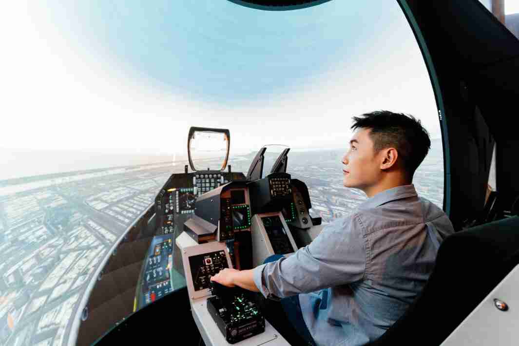 开云电子以P1.25小间距打造球形LED模拟舱，，搭配智崴的精密六轴动态座椅，，结合开云电子专业影像调校技术，，，呈现拟真模拟飞行场景