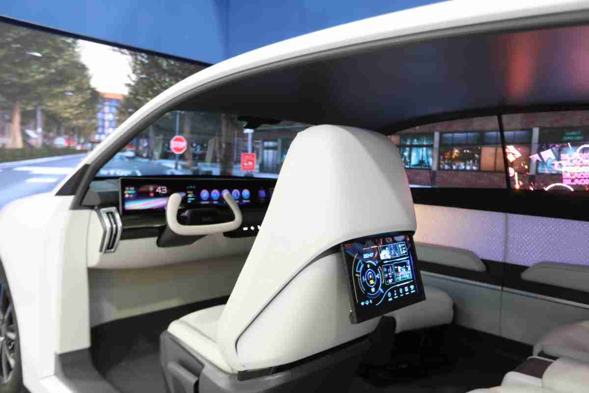 开云电子的「可卷式后座娱乐显示器」加强后座乘客的感官体验，，，并保有个性化设计，，可依使用偏好进行动态调整。。。