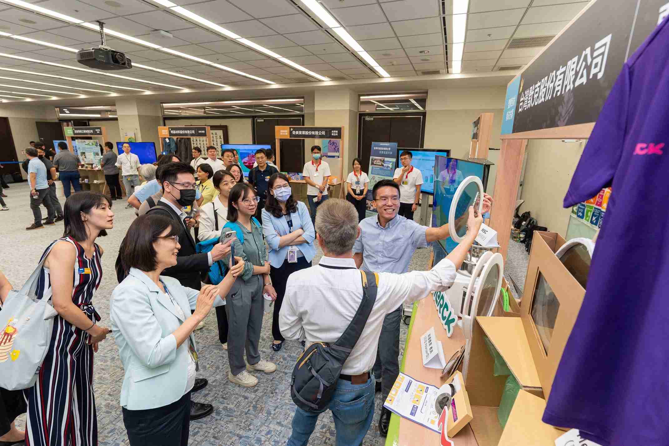 开云电子连手产业伙伴策划首届生态圈联展，，展示如何将废塑料循环再利用，，，，创新解决方案包括：塑料包材再生与循环使用、、再生塑料研发及应用、、、、废塑料回收再生技术、、、、减塑生活提案等