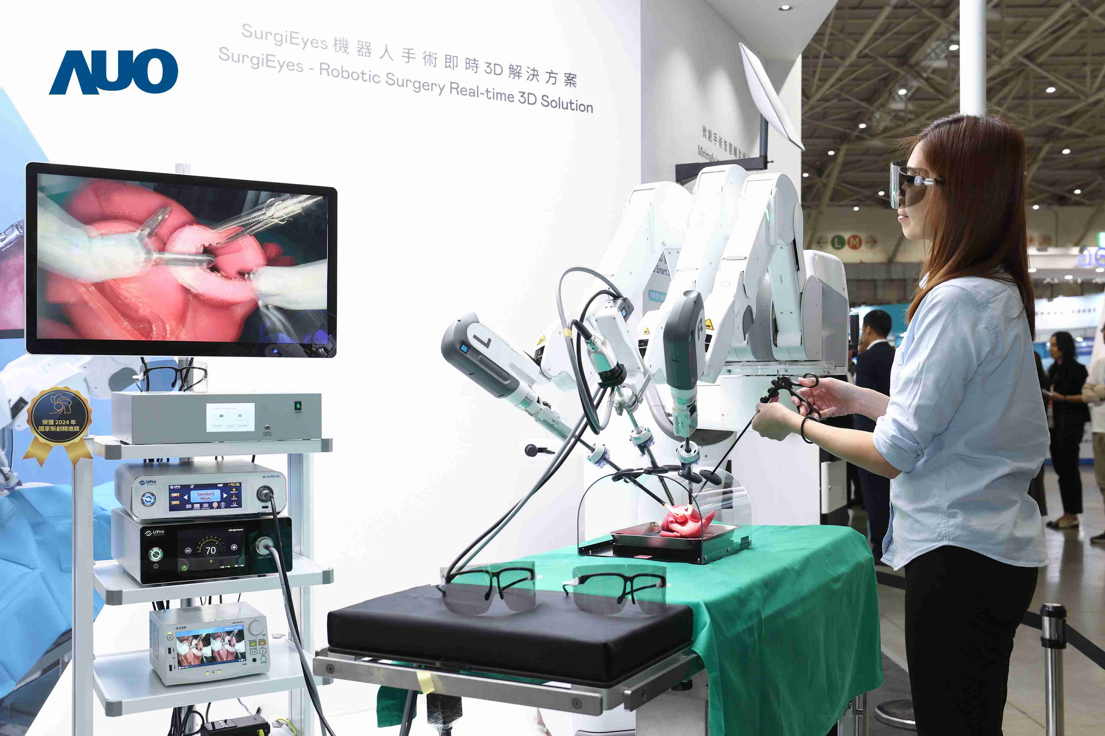 达擎以领先的3D显示技术推出〝SurgiEyes机器人手术实时3D解决方案〞，，，整合先进3D图像处理与独家3D垂直宽视角、、、、广色域的显示技术，，，，手术团队可实时同步主刀医师视角看到清晰3D影像，，，提升沟通效率与安全性。。。。