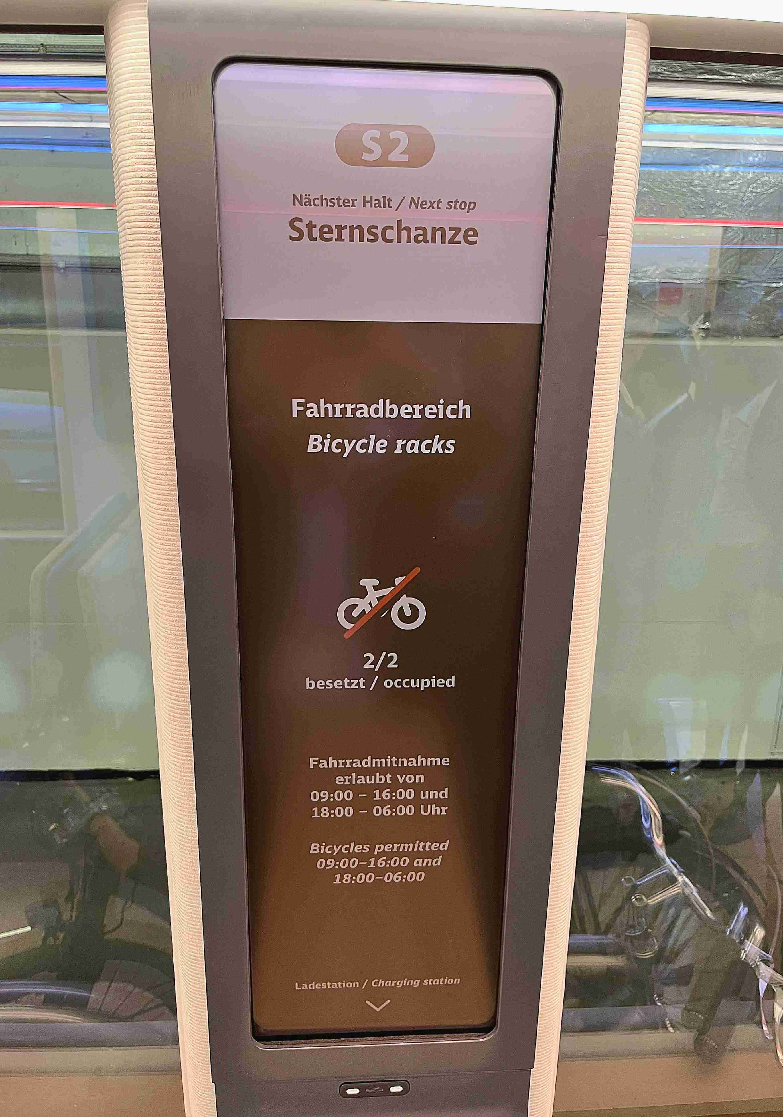 达擎HiRaso显示技术采用胆固醇液晶独特的双稳态特性及反射环境光线的方式，，发挥最佳能源运用效率，，，其仅在更换显示画面时才消耗电力，，，在持续静止的画面显示上则为零耗电，，，，与传统液晶显示技术相比大幅节省90%能耗